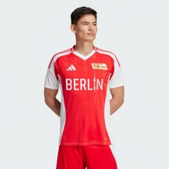 Koszulka 1. FC Union Berlin 24/25 Home. Białe koszulki sportowe męskie Adidas, m, bez wzorów, z materiału, bez kołnierzyka, bez ramiączek, do piłki nożnej. Za 449.00 zł.