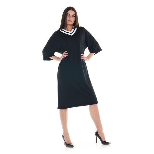 Czarno-biała sukienka damska o swobodnym kroju. Czarne sukienki damskie LEONE 1947 APPAREL, l, bez wzorów, z dresówki, sportowe, bez kołnierzyka, bez ramiączek, dopasowane. W wyprzedaży za 154.80 zł.