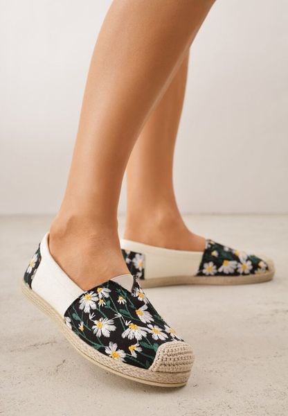 Czarne Espadryle Ozdobione Kwiatowym Haftem i Plecionką Kiranth. Czarne espadryle damskie Renee, na lato, bez wzorów, z jeansu, eleganckie, bez obcasa, bez zapięcia. Za 49.99 zł.