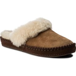 Kapcie UGG - W Aira 1007728 W/Che. Brązowe kapcie damskie UGG, ze skóry. W wyprzedaży za 279.00 zł.