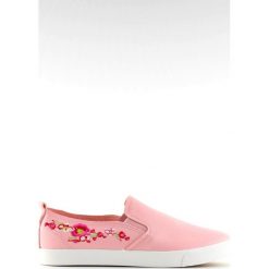 Slipony z delikatnym haftem różowe g1204a Pink. Czerwone trampki i tenisówki damskie ButyModne, bez wzorów, ze skóry, bez zapięcia. W wyprzedaży za 69.00 zł.