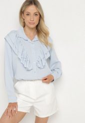 Jasnoniebieska Koszula z Ozdobną Falbaną Cornelea. Niebieskie bluzki damskie Born2be, bez wzorów, z jeansu, eleganckie, bez kołnierzyka, bez ramiączek. Za 79.99 zł.