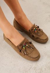 Ciemnobeżowe Mokasyny VICES z Wkładką ze Skóry Naturalnej i Ozdobnymi Koralikami Neni. Brązowe mokasyny damskie Born2be, z jeansu, eleganckie. Za 89.99 zł.