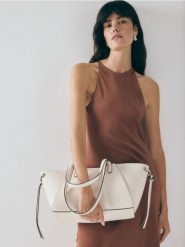 Torebka shopper z imitacji skóry - złamana biel. Torebki shopper damskie Reserved, bez wzorów, ze skóry, bez dodatków. W wyprzedaży za 49.99 zł.