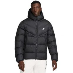Kurtka Primaloft Storm-FIT Windrunner Rozmiar XXL Czarny - DR9605-010. Czarne kurtki męskie Nike, xxl, bez wzorów, z puchu, sportowe, bez kaptura. Za 786.40 zł.
