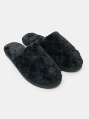 Pikowane kapcie ze sztucznym futerkiem - czarny. Czarne kapcie damskie Sinsay, bez wzorów. Za 19.99 zł.