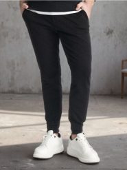 Spodnie dresowe slim jogger - czarny. Czarne spodnie sportowe męskie Sinsay, l, bez wzorów, z dresówki. W wyprzedaży za 19.99 zł.