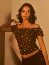 Bluzka z siateczką i marszczeniem w grochy - brązowy. Brązowe bluzki damskie Sinsay, l, bez wzorów, bez kołnierzyka, bez ramiączek. Za 29.99 zł.