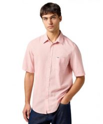 MESKA KOSZULA WRANGLER SS 1 PKT SHIRT SILVER PINK 112362676. Różowe koszule męskie Wrangler, m, bez wzorów, bez kołnierzyka, bez ramiączek. Za 179.99 zł.