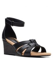 Clarks Sandały Kyarra Joy 26171242 Czarny. Czarne klapki damskie Clarks, bez wzorów, ze skóry, bez obcasa, na koturnie, bez zapięcia. Za 249.99 zł.