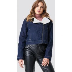 NA-KD Kurtka jeansowa Teddy - Blue. Niebieskie kurtki damskie NA-KD, w paski, z denimu. Za 283.95 zł.