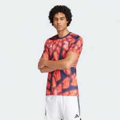 Koszulka Juventus Pre-Match. Czerwone koszulki sportowe męskie Adidas, s, bez wzorów, z materiału, bez kołnierzyka, bez ramiączek, do piłki nożnej. W wyprzedaży za 190.20 zł.