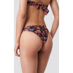NA-KD Swimwear Dół bikini z szerokim paskiem - Blue,Multicolor. Bikini damskie marki NA-KD Swimwear. W wyprzedaży za 24.38 zł.