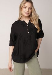 Czarna Koszula z Wiskozy z Haftowanymi Kwiatami Sylimeine. Czarne bluzki damskie Born2be, l, bez wzorów, z materiału, biznesowe, bez kołnierzyka, bez ramiączek. Za 89.99 zł.