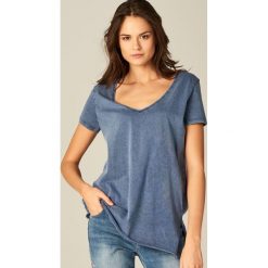 Długa bawełniana koszulka - Niebieski. T-shirty damskie marki Mohito, z bawełny, z długim rękawem. W wyprzedaży za 29.99 zł.