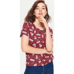 Koszulka z nadrukiem all over - Bordowy. Czerwone t-shirty damskie Cropp, z nadrukiem. Za 29.99 zł.