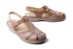 SUAVE 720140-08 beige, klapki damskie. Białe klapki damskie Suave, bez wzorów, eleganckie, bez obcasa. Za 394.90 zł.