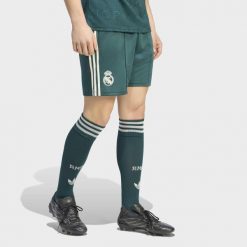 Spodenki wyjazdowe Real Madryt 26/27. Zielone krótkie spodenki sportowe męskie Adidas, l, bez wzorów, z dzianiny, do biegania, climacool (adidas). Za 199.00 zł.