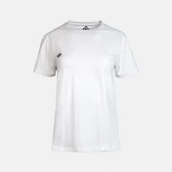 Koszulka LIENA W Klasyczny komfort i uniwersalny styl do noszenia na co dzień. Białe koszulki sportowe damskie IZAS, m, bez wzorów, klasyczne, bez kołnierzyka. Za 139.09 zł.