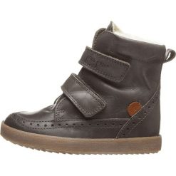 Skórzane botki zimowe w kolorze szarym. Buty zimowe chłopięce marki Geox. W wyprzedaży za 195.95 zł.
