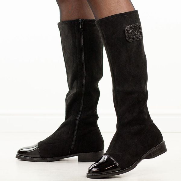 Czarne pat. kozaki damskie M.Daszyński 2251-19. Czarne kozaki damskie M.Daszyński, z zamszu, z okrągłym noskiem, bez obcasa, na obcasie. Za 219.00 zł.