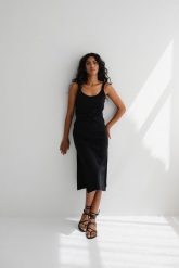 Sukienka na ramiączkach z prążkowanej dzianiny w kolorze TOTALLY BLACK - CARMEN-XS/S. Czarne sukienki damskie Marsala, m, bez wzorów, z bawełny, bez kołnierzyka, bez ramiączek, midi. Za 219.90 zł.