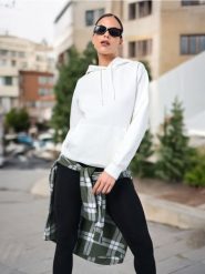 Bluza z kapturem - kremowy. Białe bluzy damskie Sinsay, l, bez wzorów, z kapturem. W wyprzedaży za 15.99 zł.