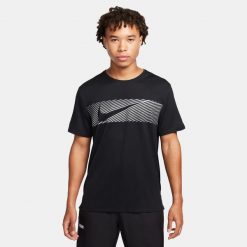 Koszulka Dorosły Nike Miler Flash czarny. Czarne koszulki sportowe męskie Nike, m, bez wzorów, z materiału, bez kołnierzyka, bez ramiączek, na fitness i siłownię. Za 232.80 zł.