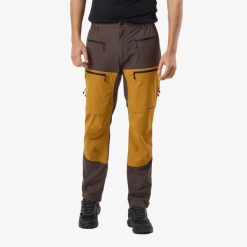 Spodnie outdoor hiking męskie Swedemount Lofoten Stretch Pants wiatroszczelne. Brązowe spodnie sportowe męskie SWEDEMOUNT, na lato, m, bez wzorów, z tkaniny, outdoorowe. Za 399.99 zł.