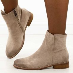 Khaki zamszowe botki damskie Vinceza 39961. Brązowe botki damskie VINCEZA, na jesień, z jeansu, biznesowe, z okrągłym noskiem, bez obcasa, na płaskiej podeszwie, bez zapięcia. Za 219.00 zł.