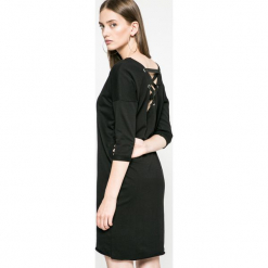 Answear - Sukienka Ur Your Only Limit. Czarne sukienki damskie ANSWEAR, z bawełny, casualowe, z okrągłym kołnierzem. W wyprzedaży za 59.90 zł.