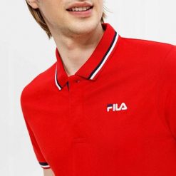 FILA KOSZULKA POLO MĘSKA T-SHIRT MĘSKI FILA-POLO PAZZO. Czerwone koszulki polo męskie Fila, m, bez wzorów, z bawełny, sportowe, bez ramiączek. Za 156.83 zł.