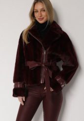 Bordowa Futrzana Kurtka z Paskiem z Imitacji Skóry i Ozdobnymi Sprzączkami Oryss. Czerwone kurtki damskie Born2be, m, bez wzorów, z dzianiny, bez kaptura. Za 259.99 zł.