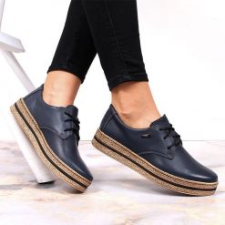 Skórzane półbuty damskie na platformie granatowe Helios 380.041. Półbuty damskie Helios, bez wzorów, ze skóry, bez obcasa, na platformie, bez zapięcia. Za 399.99 zł.