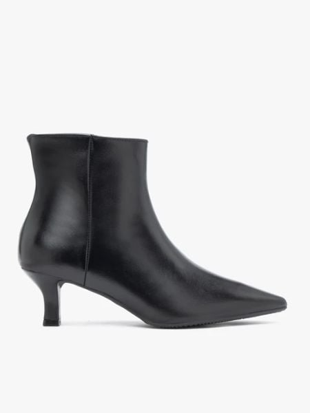 Czarne skórzane botki na szpilce flare. Czarne botki damskie Ryłko, ze skóry, eleganckie, bez obcasa, na obcasie, bez zapięcia. Za 499.99 zł.