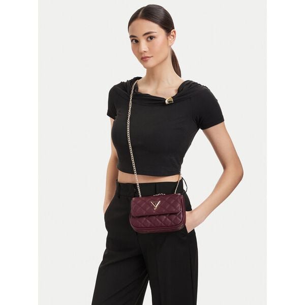 Torebka Guess. Czerwone torebki do ręki damskie Guess, z aplikacjami, klasyczne, bez dodatków. Za 237.99 zł.
