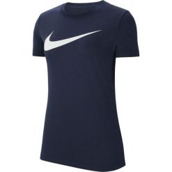 Koszulka z krótkim rękawem Damska Nike Granatowy. Białe koszulki sportowe damskie Nike, m, bez wzorów, z materiału, bez kołnierzyka, bez ramiączek, do piłki nożnej. Za 147.25 zł.