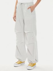 Converse Spodnie materiałowe W Parachute Pant 10026399-A02 Biały Loose Fit. Białe spodnie materiałowe damskie Converse, m, bez wzorów, z bawełny. Za 379.99 zł.