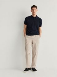 Spodnie wide leg - beżowy. Brązowe spodnie materiałowe męskie Reserved, l, bez wzorów, z bawełny. W wyprzedaży za 59.99 zł.