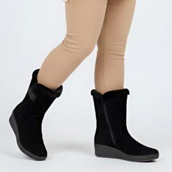 Botki damskie Rieker, klasyczne z futerkiem wewnątrz i na niskim koturnie, czarne, Y4456-00. Czarne kozaki damskie Rieker, bez obcasa, na koturnie. Za 439.00 zł.