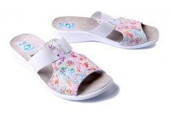 ADANEX 29504 SIK12NN BI/BI biały, klapki damskie. Białe klapki damskie Adanex, bez wzorów, eleganckie, bez obcasa, na koturnie. Za 67.19 zł.