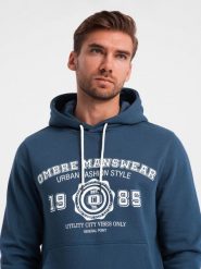 Męska bluza kangurka z kapturem i nadrukiem w stylu college – granatowa V2 OM-SSPS-0143 - XXL. Niebieskie bluzy męskie Ombre Clothing, l, bez wzorów, z bawełny, z kapturem. W wyprzedaży za 99.99 zł.