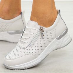 Białe skórzane półbuty damskie Jezzi 4634. Białe półbuty damskie Jezzi, na jesień, bez wzorów, z jeansu, biznesowe, bez obcasa, bez zapięcia. Za 259.00 zł.