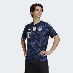 Koszulka wyjazdowa Argentyna 26 Messi. Czarne koszulki sportowe męskie Adidas, bez wzorów, bez kołnierzyka, bez ramiączek, do piłki nożnej, climacool (adidas). Za 529.00 zł.