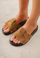 Brązowe Klapki z Przeplatanymi Paskami i Nitami przy Podeszwie Marivyn. Brązowe klapki damskie Born2be, bez wzorów, eleganckie, bez obcasa, na płaskiej podeszwie. Za 79.99 zł.