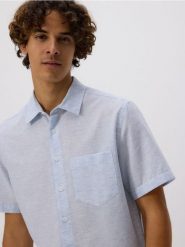 Koszula regular fit z domieszką lnu - jasnoniebieski. Niebieskie koszule męskie Reserved, l, bez wzorów, z bawełny, bez kołnierzyka, bez ramiączek. W wyprzedaży za 59.99 zł.