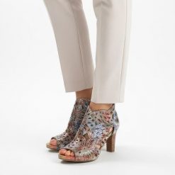 Sandały damskie Laura Vita, ze skóry naturalnej z ażurowymi wycięciami w ozdobny wzór i metalicznym wykończeniem, kolorowe, 048 SL316D-4JBS. Niebieskie klapki damskie Laura Vita, w ażurowe wzory, ze skóry, bez obcasa, na obcasie. Za 419.00 zł.