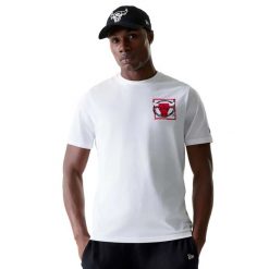 Koszulka New Era Nba Photogrphc Print Reg Tee Chibul Dorośli. Białe koszulki sportowe męskie New Era, m, bez wzorów, z bawełny, bez kołnierzyka, bez ramiączek. Za 189.99 zł.