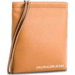 Torebka CALVIN KLEIN JEANS - Ultra Light Flat Cro K40K400623 240. Listonoszki damskie marki Calvin Klein Jeans. W wyprzedaży za 229.00 zł.