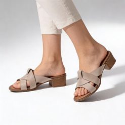 Klapki damskie Armodo, cholewka skóra naturalna fason wsuwany szerokie paski z przodu otwarty nosek niski stabilny obcas klasyczna podeszwa, beżowe,. Brązowe klapki damskie Armodo, bez wzorów, ze skóry, klasyczne, bez obcasa, na obcasie. Za 279.00 zł.